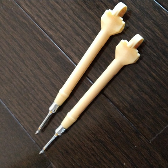 Rainbow Loom kit and bonus bands in container - Picture 5 of 7